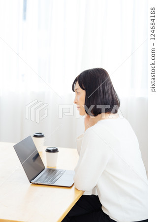 一位中年女性在休假期間突然參加一個會議 124684188