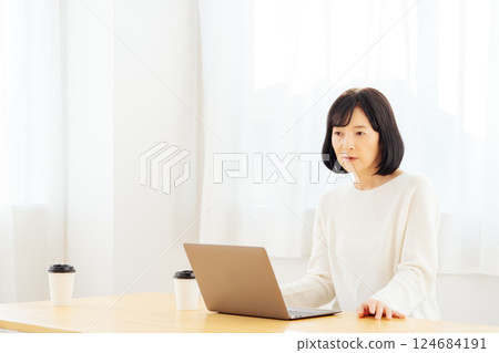A middle-career woman having a sudden meeting on her day off A middle-career woman having a sudden meeting on her day off 124684191