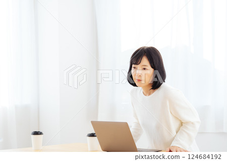 A middle-career woman having a sudden meeting on her day off A middle-career woman having a sudden meeting on her day off 124684192