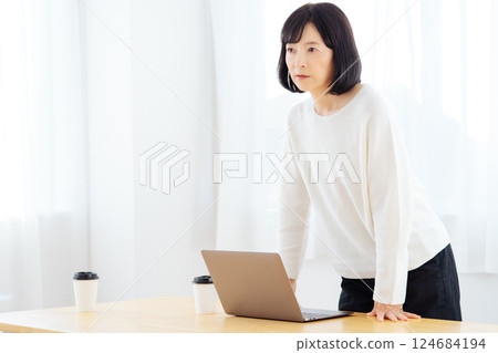 A middle-career woman having a sudden meeting on her day off A middle-career woman having a sudden meeting on her day off 124684194