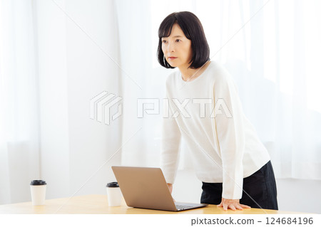 一位中年女性在休假期間突然參加一個會議 124684196