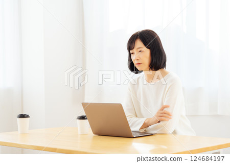 一位中年女性在休假期間突然參加一個會議 一位中年女性在休假期間突然參加一個會議 124684197