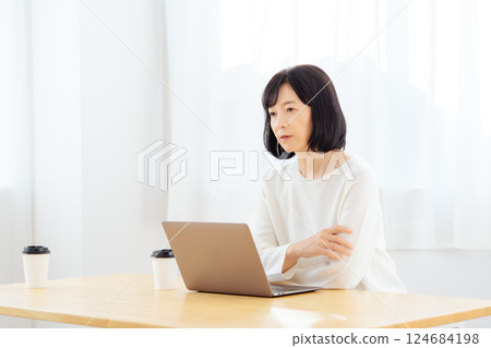 一位中年女性在休假期間突然參加一個會議 一位中年女性在休假期間突然參加一個會議 124684198