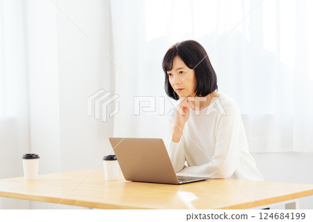 A middle-career woman having a sudden meeting on her day off 124684199