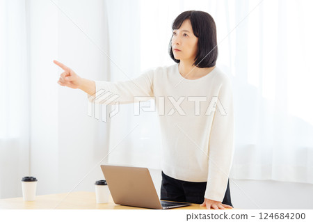 A middle-career woman having a sudden meeting on her day off 124684200