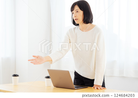 A middle-career woman having a sudden meeting on her day off A middle-career woman having a sudden meeting on her day off 124684203