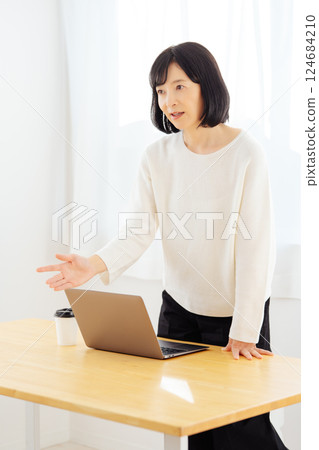 一位中年女性在休假期間突然參加一個會議 一位中年女性在休假期間突然參加一個會議 124684210