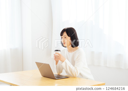 一位中年女性在休假期間突然參加一個會議 124684216