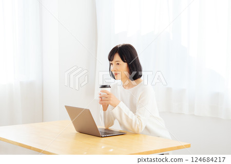 一位中年女性在休假期間突然參加一個會議 124684217
