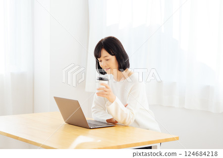 一位中年女性在休假期間突然參加一個會議 124684218