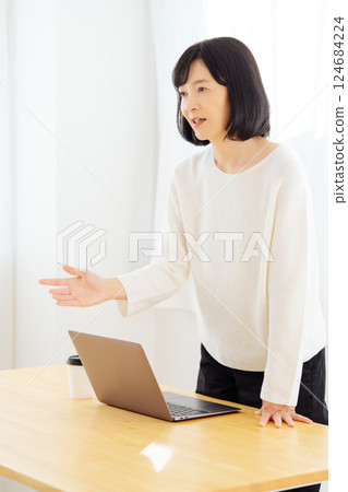 A middle-career woman having a sudden meeting on her day off 124684224