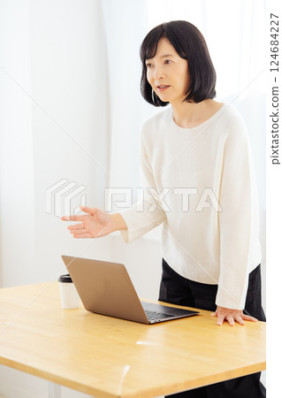 A middle-career woman having a sudden meeting on her day off A middle-career woman having a sudden meeting on her day off 124684227