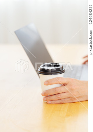 一位中年女性在休假期間突然參加一個會議 124684232