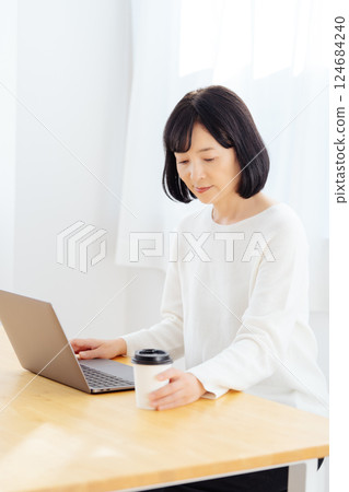 一位中年女性在休假期間突然參加一個會議 124684240