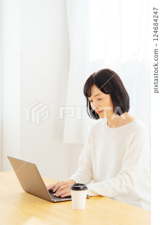 一位中年女性在休假期間突然參加一個會議 一位中年女性在休假期間突然參加一個會議 124684247