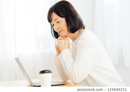一位中年女性在休假期間突然參加一個會議 一位中年女性在休假期間突然參加一個會議 124684251