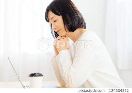 一位中年女性在休假期間突然參加一個會議 一位中年女性在休假期間突然參加一個會議 124684252