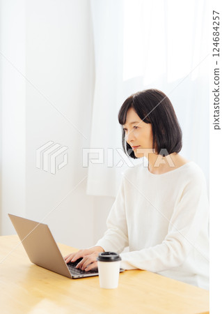 一位中年女性在休假期間突然參加一個會議 一位中年女性在休假期間突然參加一個會議 124684257