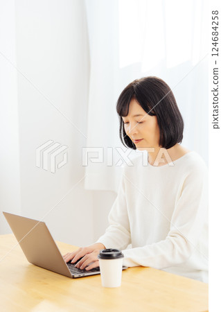 A middle-career woman having a sudden meeting on her day off 124684258