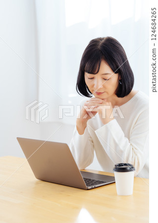 A middle-career woman having a sudden meeting on her day off A middle-career woman having a sudden meeting on her day off 124684265
