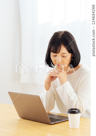 A middle-career woman having a sudden meeting on her day off 124684266