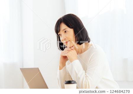 A middle-career woman having a sudden meeting on her day off A middle-career woman having a sudden meeting on her day off 124684270