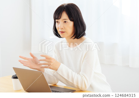 一位中年女性在休假期間突然參加一個會議 124684315