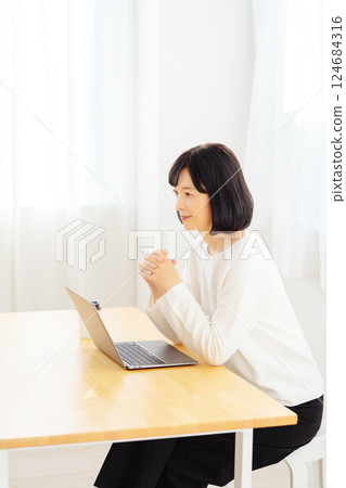 A middle-career woman having a sudden meeting on her day off 124684316