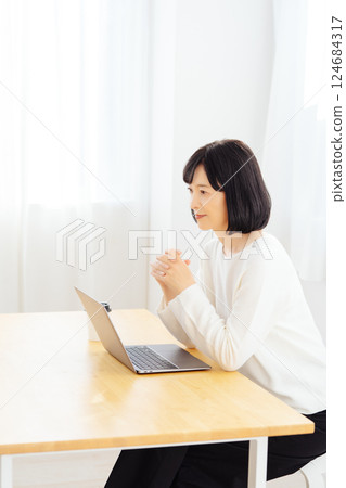 A middle-career woman having a sudden meeting on her day off 124684317