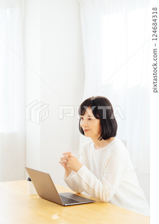 A middle-career woman having a sudden meeting on her day off A middle-career woman having a sudden meeting on her day off 124684318