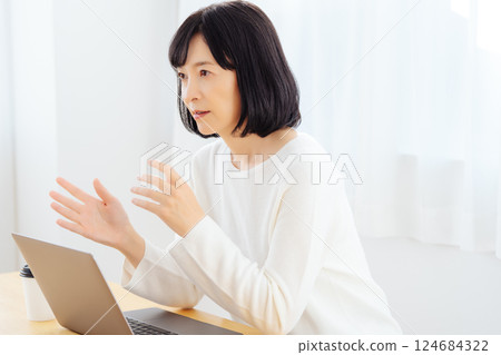A middle-career woman having a sudden meeting on her day off A middle-career woman having a sudden meeting on her day off 124684322
