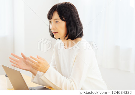 A middle-career woman having a sudden meeting on her day off 124684323