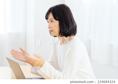 A middle-career woman having a sudden meeting on her day off A middle-career woman having a sudden meeting on her day off 124684324