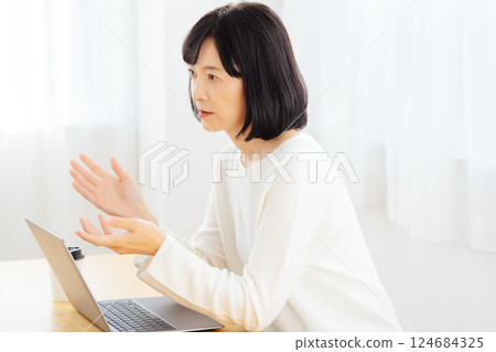 A middle-career woman having a sudden meeting on her day off 124684325