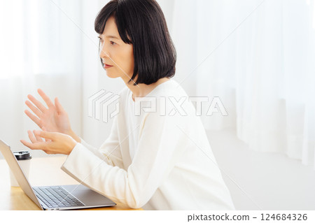 一位中年女性在休假期間突然參加一個會議 一位中年女性在休假期間突然參加一個會議 124684326