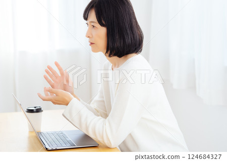A middle-career woman having a sudden meeting on her day off A middle-career woman having a sudden meeting on her day off 124684327