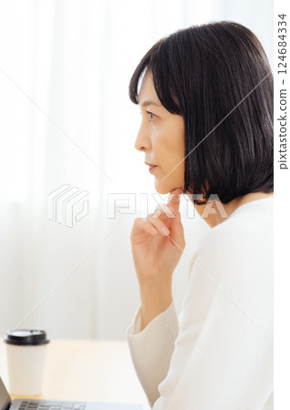 A middle-career woman having a sudden meeting on her day off 124684334