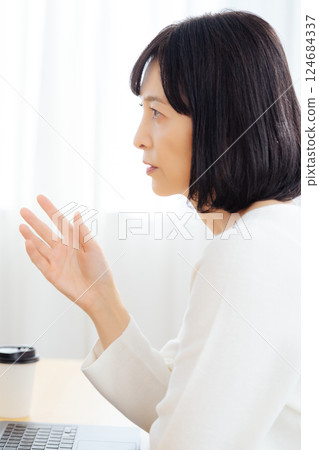 一位中年女性在休假期間突然參加一個會議 一位中年女性在休假期間突然參加一個會議 124684337