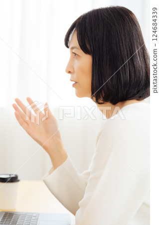 A middle-career woman having a sudden meeting on her day off A middle-career woman having a sudden meeting on her day off 124684339