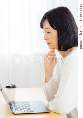 A middle-career woman having a sudden meeting on her day off 124684348