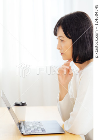 A middle-career woman having a sudden meeting on her day off A middle-career woman having a sudden meeting on her day off 124684349