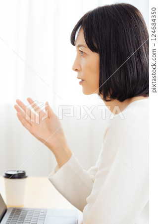 A middle-career woman having a sudden meeting on her day off A middle-career woman having a sudden meeting on her day off 124684350