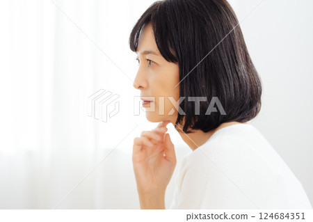 A middle-career woman having a sudden meeting on her day off A middle-career woman having a sudden meeting on her day off 124684351