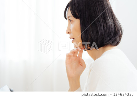 A middle-career woman having a sudden meeting on her day off 124684353