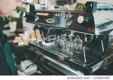 coffee shop, cafe, cafeteria 124684467