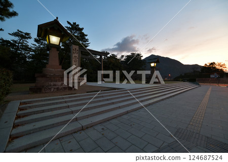 Shimane Prefecture, Izumo Taisha Shrine, Seidamari Otorii gate, early morning scenery Shimane Prefecture, Izumo Taisha Shrine, Seidamari Otorii gate, early morning scenery 124687524