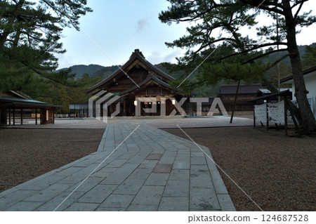 島根縣出雲大社,拜殿,清晨風景 島根縣出雲大社,拜殿,清晨風景 124687528