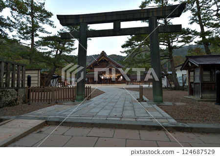 島根縣出雲大社、銅鳥居和禮拜堂、清晨風景 124687529