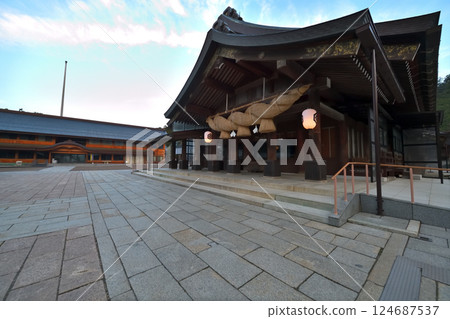 島根縣出雲大社，拜殿，清晨風景 124687537