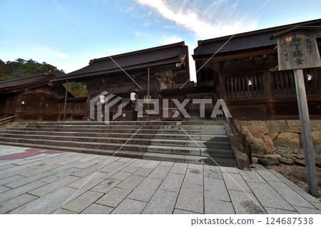 Early morning scenery of the Hachimon Gate at Izumo Taisha Shrine in Shimane Prefecture 124687538